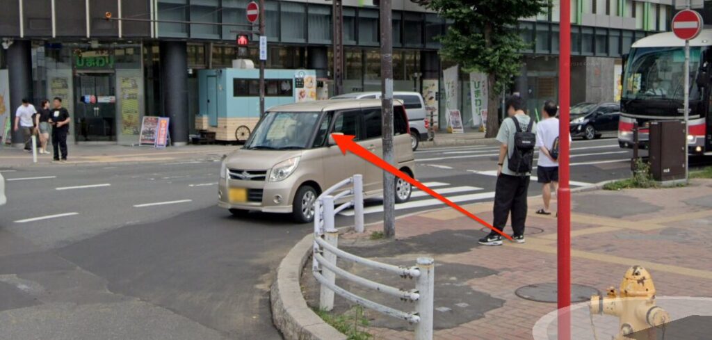 西3丁目通を渡る