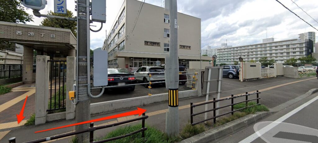 東西線西28丁目駅から出て環状通を北へ進む